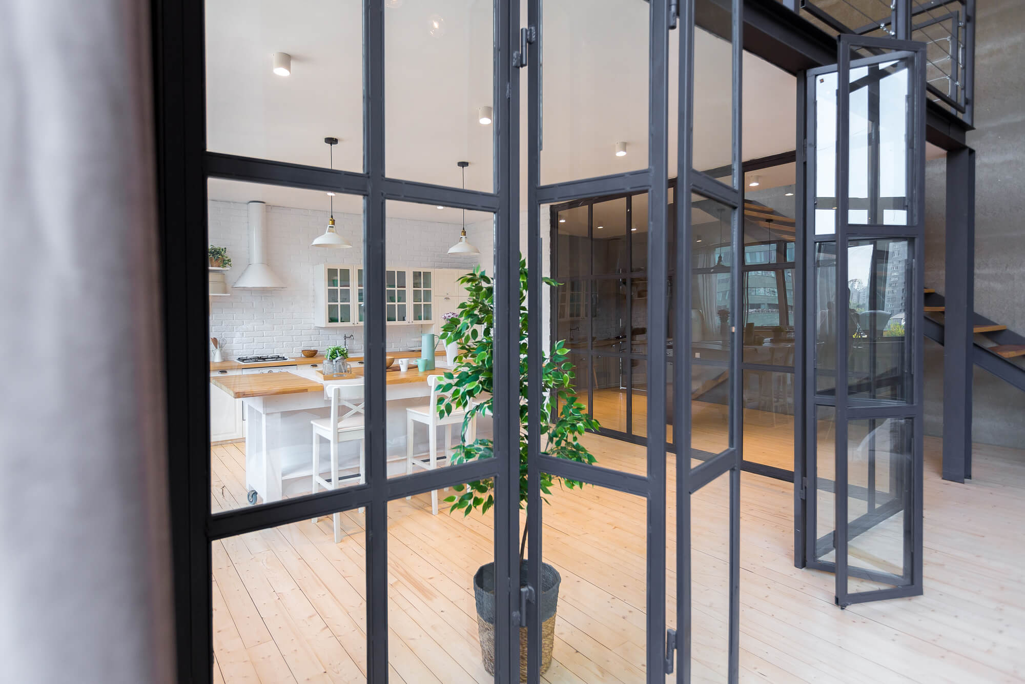 Kuchnia za szklaną ścianką loftową