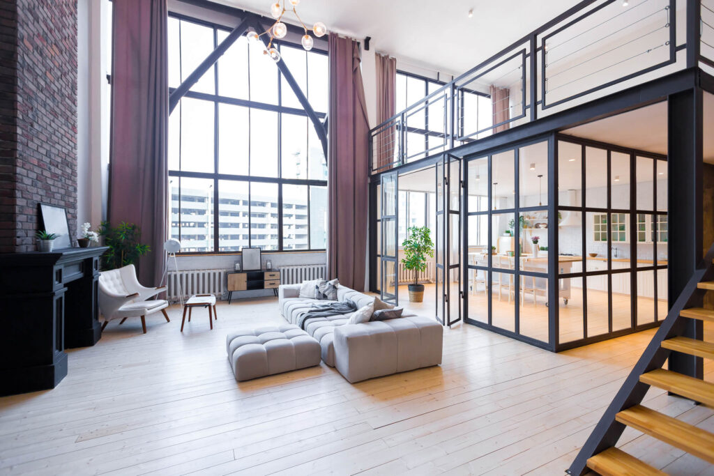 Kuchania oddzielona od salonu za pomocą ściany loftowej