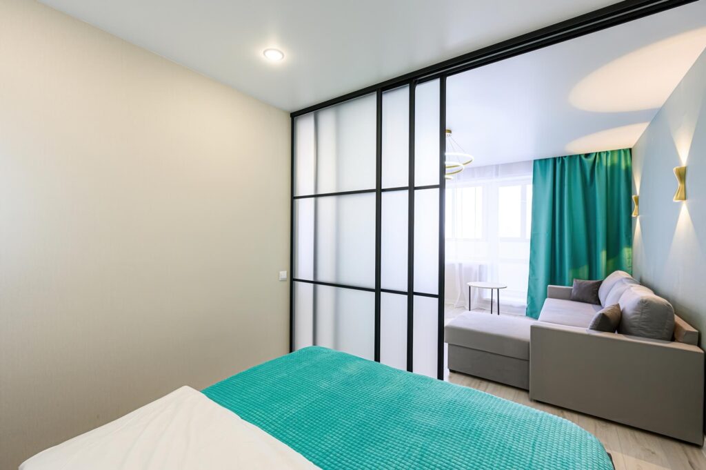 ścianka loftowa w sypialni